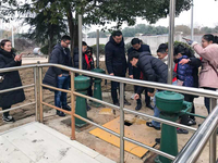 Organize primary school students to visit sewage treatment plants