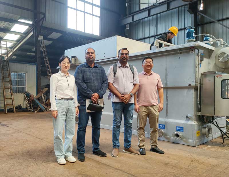 Malaysian-customers-visited-the-factory-and-took-photos